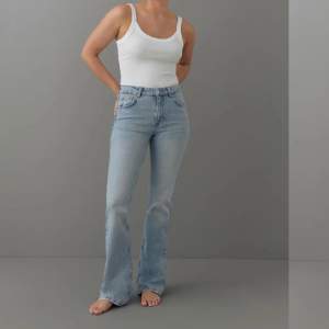 Säljer dessa full length flare jeans från Gina Tricot då de tyvärr blivit för stora för mig. Använda 2 gånger så väldigt fint skick! Skriv privat för egna bilder🤗(köpa för 500kr)