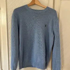 Snygg ljusblå tröja från Ralph Lauren i ull. Knappt använd!