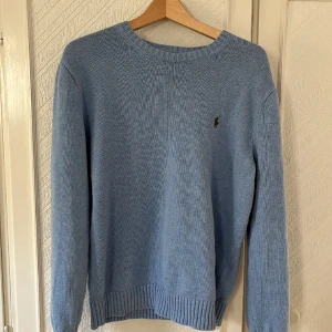 Ralph Lauren tröja  - Snygg ljusblå tröja från Ralph Lauren i ull. Knappt använd!