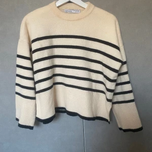 Fin stickad tröja🖤🤍 - Super fin stickad tröja ifrån bershka som endast är använd en gång, därav väldigt fint skick🖤🤍