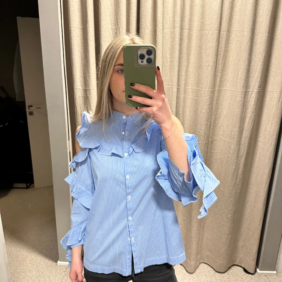 Cool blå randig blus från Heartmade 💙🤍