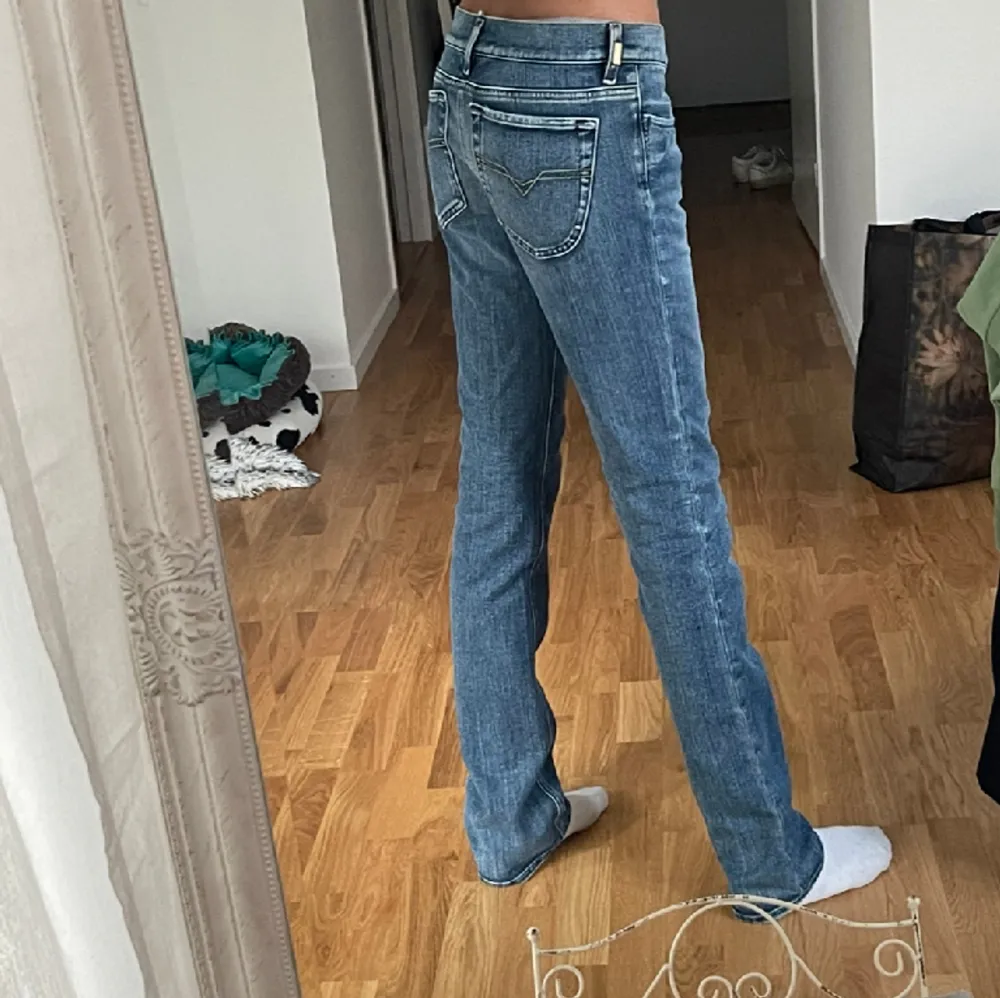 Diesel jeans som inte längre kommer till användning, har sprätta neråt för att få dom längre. Som referens på bilderna är jag 175. W 29 L32 ❤️. Jeans & Byxor.