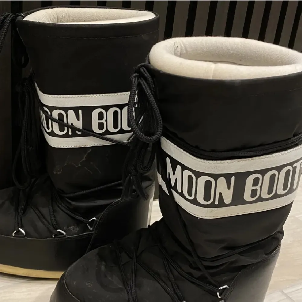 Säljer dessa svarta höga moon boots! Fint skick, bara lite smutsiga, men tvättar de innan jag skickar! Skriv vid intresse eller frågor! Går bra att pruta🌟. Skor.