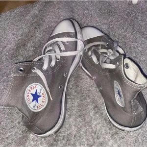 Converse - Jag säljer mina gråa Converse då dom tyvärr inte kommer till användning längre. Jättefina till sommaren och även i ett bra skick.