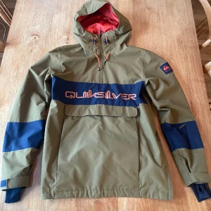 Quicksilver skidjacka - Quicksilver skidjacka. Storlek medium. Bra skick, ser ut som ny. Dragkedja under armen för ventilation. Ficka till liftkort. Stor ficka fram. 