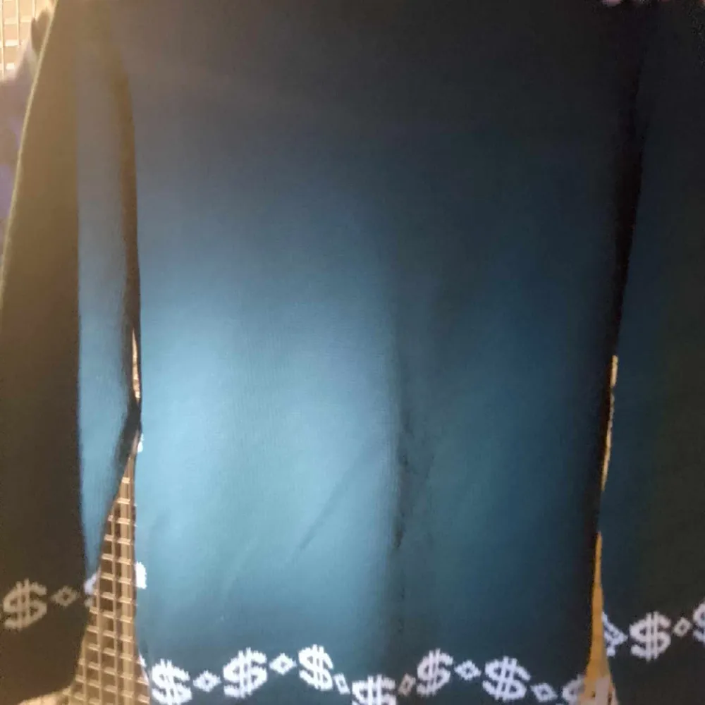 En mörkgrön stickad tröja med vit text: KEEP THE CHANGE YA FILTHY ANIMAL 😇 Kaxig och annorlunda (jul)tröja. Storlek M/L från Boohoo. Den är lite lätt nopprig men det är tyvärr oundvikligt för den är i akryl. I övrigt gott skick. . Tröjor & Koftor.