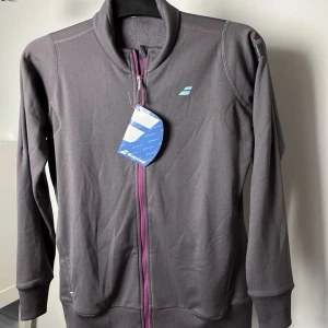 Träningströja Babolat - Helt ny träningströja Babolat. Storlek: 12-14 år, flicka. OBS: Detta är inte samma träningströja som en annan som ser ganska lika ut i en av mina andra annonser! Hämtas i Torslanda annars fraktar jag. 