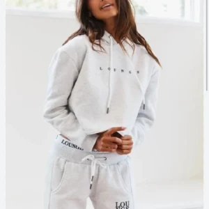 Lounge Hoodie  - Lounge Hoodie  som är slutsåld. Har aldrig använt så den är i perfekt nyskick. Den är i storlek XS men passar även om man har s💕