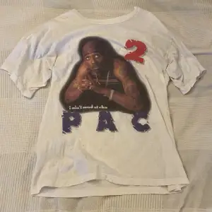 Oversized t-shirt med stort tryck på Tupac Shakur! Står ingen storlek på men skulle säga M men beror på hur man vill att den sitter!💓 Köpt vintage och använd några få gånger💕