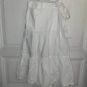 Långkjol  - Fin vit långkjol från Lindex. Stl L men skulle säga S-L då den knyts i midjan. Ca 87 cm lång. Aldrig använd och prislapp kvar. Nypris 599kr