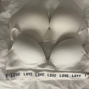 Bh:ar - 2st bh:s. Ingen är knappt använd. Push up. Köp båda för 100 och en för 50. Storlek 70A på ”love” bh:n och 75B på den översta. Men 