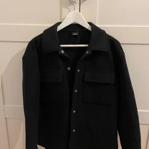 Kappa - En svart kappa från Ginatricot som inte längre kommer till användning. Pris kan diskuteras:)