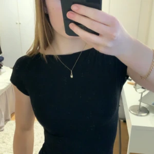 T-shirt öppen rygg🖤 - Jättesnygg topp med öppen rygg💞 Säljs för att den inte används längre, kontakta mig för fler bilder, frågor och intresse!