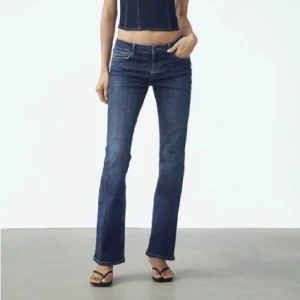 Lowwaist bootcut jeans zara - Säljer dessa eftertraktade lågmidjade jeans från Zara, dom är mörkblåa som på första bilden 💕 dom är uppsprättade längst ner men jag kan sy upp dom vid förfrågan! Jättefint skick! 
