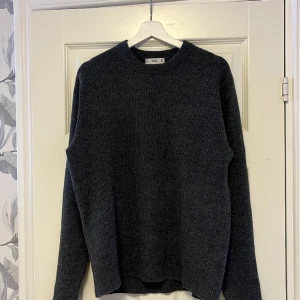 Stickad tröja  - Säljer nu min stickade tröja från Mango, aldrig använd. Mycket bra skick, nypris 799kr