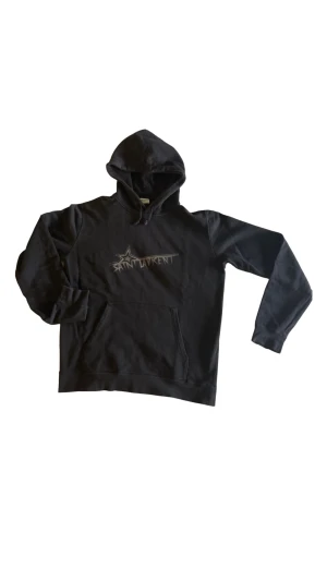 Saint Laurent Hoodie - Säljer min använda hoodie från Saint Laurent. Hyfsat bra skick. Den är i storlek M