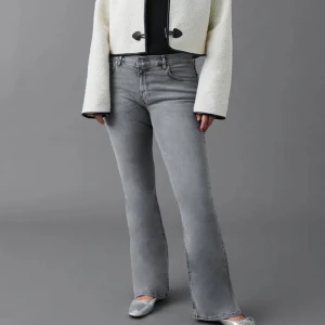 Gina tricot mid-lågmidjade jenas❣️ - -Swipa för mer bilder -Pris kan ändras Obs: Om ni skriver och tex frågar om något skriv gärna om ni vill ha dem i slutändan eller inte!  