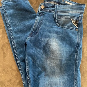 Replay anbass  - Ett par feta Replay jeans i modell anbass. Använda 2 gånger. Storlek 28/30. Säljer då dom är för korta för mig. 