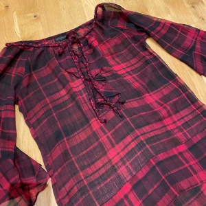 Blus  - Röd och svart rutig blus. Säljer pga stor garderobrensning. Kika gärna på mina andra annonser, säljer mycket. Samfraktar gärna:) 