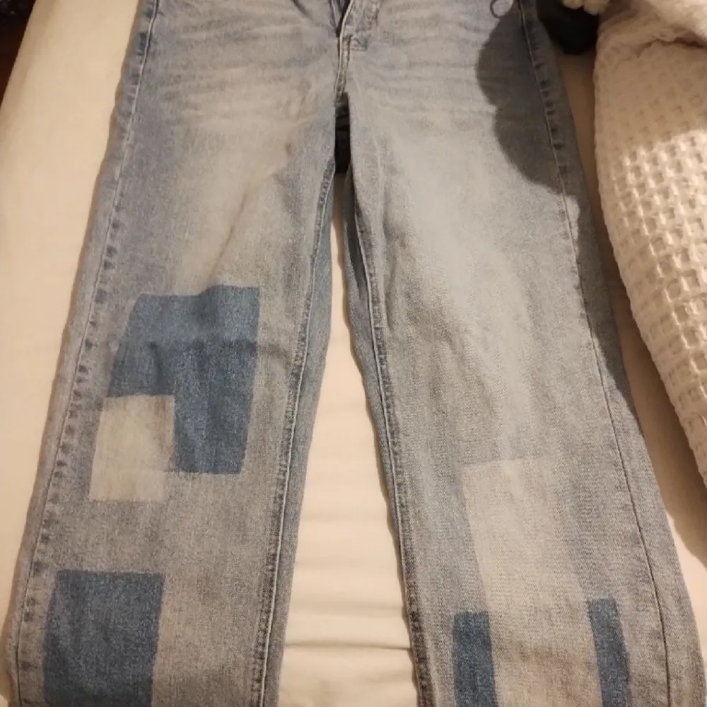 Nya jeans med lappen kvar. Köpte dem för 300kr och säljer dem för 100kr. . Jeans & Byxor.