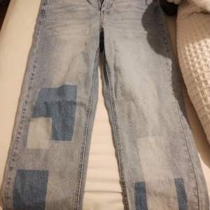 Nya jeans med lappen kvar. Köpte dem för 300kr och säljer dem för 100kr. 