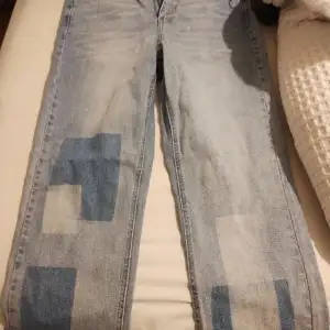 Nya jeans med lappen kvar. Köpte dem för 300kr och säljer dem för 100kr. 
