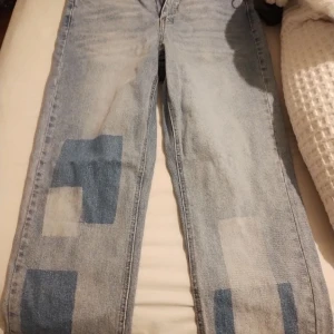 Jeans - Nya jeans med lappen kvar. Köpte dem för 300kr och säljer dem för 100kr. 