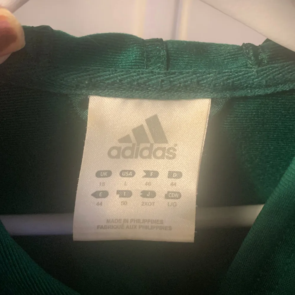 Adidasjacka i grön, endast använd ett par gånger. . Hoodies.
