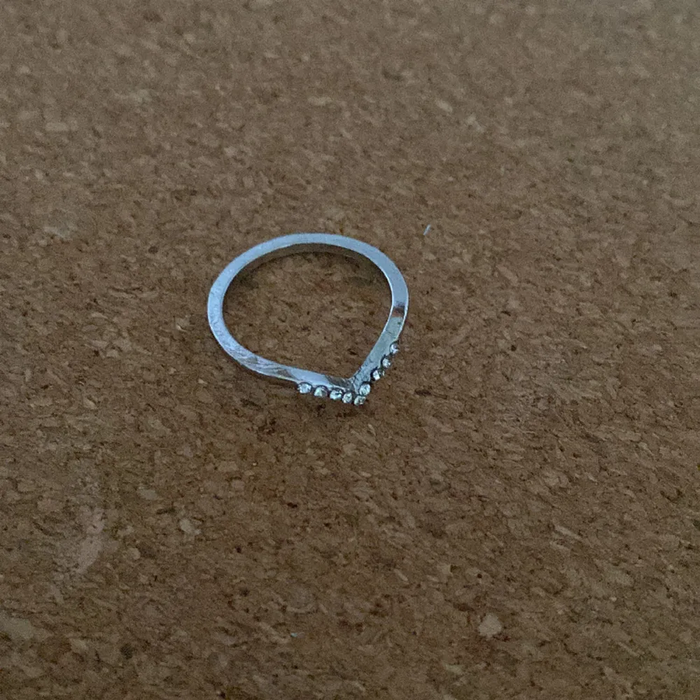 Silver färgad ring (ej äkta silver). Accessoarer.