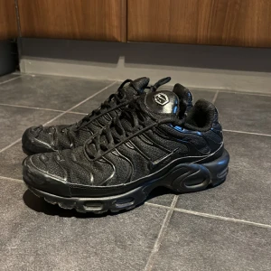 Nike air max - Fina Nike air Max använda fåtal gånger. Finns skavandet på höger sko som du kan se på bild 3 där av priset. 