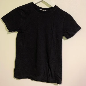 Svart t-shirt från KappAhl - Svart t-shirt i bra skick. Inga skador eller fläckar. Köparen står för fraktkostnaden.