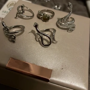 Orm ringar  - Säljer dom här för dom passar tyvärr inte på mina fingrar säljer alla för 100kr eller 10kr styck 