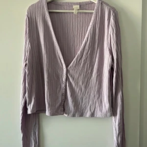 Lila tröja - Lila topp från H&M. Använts ett flertal gånger. Fint att ha den oversized.   Rök- och djurfritt hem.