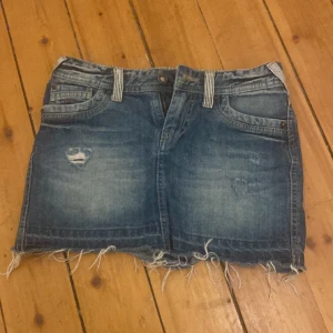 Pepe jeans mini skirt - Jätte söt mini kjol! Knappt använd. Drn var lite hål och så på framsidan men det är meningen💗