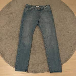 Clean blåa Jack And Jones jeans! Säljer dessa eftersom de blev för små för mig i midjan. De är i storlek 30/34. Jeansen är i grymt skick och de är väldigt snygga! Kontakta mig via dm om du är intresserad eller köp direkt.