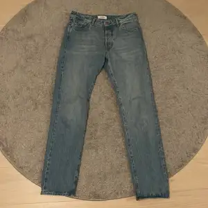 Clean blåa Jack And Jones jeans! Säljer dessa eftersom de blev för små för mig i midjan. De är i storlek 30/34. Jeansen är i grymt skick och de är väldigt snygga! Kontakta mig via dm om du är intresserad eller köp direkt.