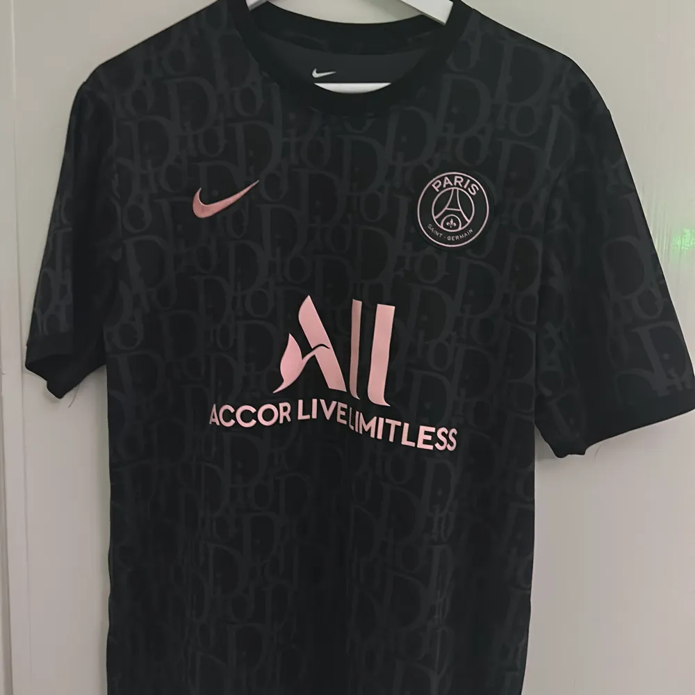 psg dior tröja i 10/10 skick, hör av dig om du har några funderingar. T-shirts.