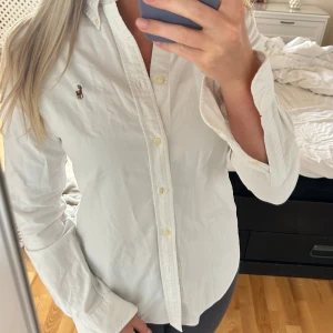 Ralph lauren - Ralph lauren shorta i storlek M. Men skulle snarare säga storlek S. Vitfärg, inge slitage. 