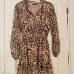 Djurmönstrad klänning  - Populär klänning ifrån Zara i mycket bra skick! 