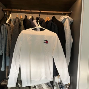 Tommy Hilfiger Jeans Sweatshirt  - Hej! Säljer min Tommy hilfiger tröja då den inte kommer till så mycket användning längre. Den är i storlek M men någon som bär S skulle också kunna ha den😁hör av er vid frågor//Emil