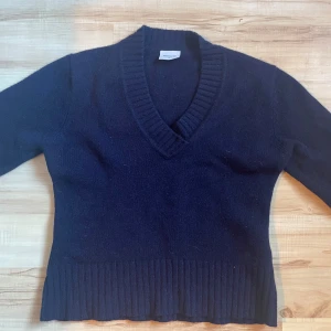 Mörkblå stickad tröja - Fin mörkblås stickad tröja, den är väldigt tjock och skön
