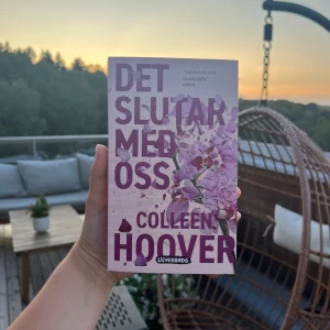 Det slutar med oss, bok ifrån Colleen Hoover  - Den svenska varianten av den kända ”it ends with us” 