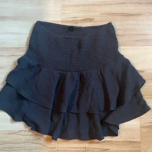 Volangkjol  - Säljer denna fina kjol, säljer också en likadan i Beige (en annan annons på mitt konto) säljer denna för 50 men säljer annars båda i paketpris för 80, så skriv bara om ni vill de. Den är från SHEIN