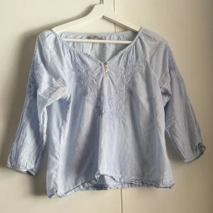 Ljusblå blus - Blå blus med 3/4 ärmar