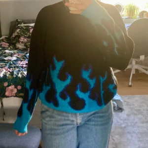 Stickad svart tröja  - Stickad svart tröja med blå eld flammor från SHEIN 