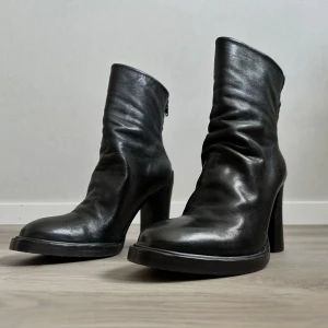 Läderstövlar The Last Conspiracy - The Last Conspiracy Kenna Black Waxed Suede Polish Boots.  Aldrig använt. Storlek 37