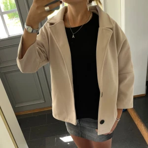 Beige trekvartsärmad höstjacka - Beige höstkappa i storlek M, kan inte hitta märke. Jag har sytt upp den från en längre kappa, kom privat för fler bilder. Fint skick. Använd gärna köp nu!