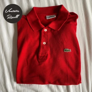 Lacoste piké - En riktigt schysst Lacoste piké tröja i storlek M i riktigt bra skick Mitt pris är 250kr men priset kan diskuteras.