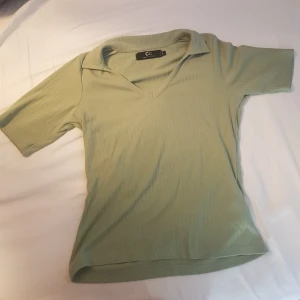 Fin topp  - En mycket fin grön topp från Capri Collection! Super fin och är aldrig använd