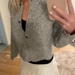 Grå kofta - Denna jätte sköna å mjuka kofta är från lindex och passar perfekt till allt! Ord. Pris 399kr (använd 2 ggr) pris kan diskuteras 